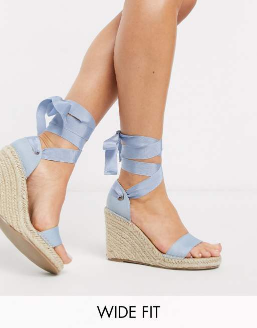 ASOS DESIGN - Treat - Espadrille-sandalen met sleehak, strikbanden en brede in blauw | ASOS