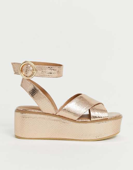 ASOS DESIGN — Trella — Rosegold falde sko med metalfarvet slangeprint