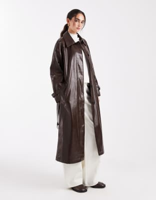 ASOS DESIGN - Trench-coat à col en vinyle - Chocolat-Brown