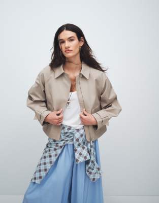 ASOS DESIGN - Trench-coat court en coton mélangé déperlant avec poches fonctionnelles et détail cape au dos - Taupe clair-Brown