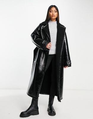 ASOS DESIGN - Trench-coat oversize en vinyle contrecollé et imitation peau de mouton - Noir