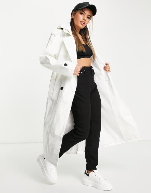 ASOS DESIGN - Trench con cappuccio lucido color crema