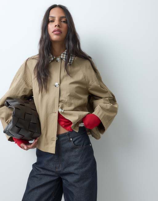 ASOS DESIGN trench corto con dettaglio pieghe e fodera a quadri in stone scuro, 1 di 4