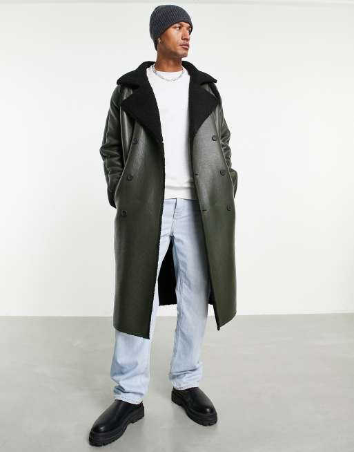 ASOS DESIGN - Trench in pelle sintetica kaki con fodera in pile borg 