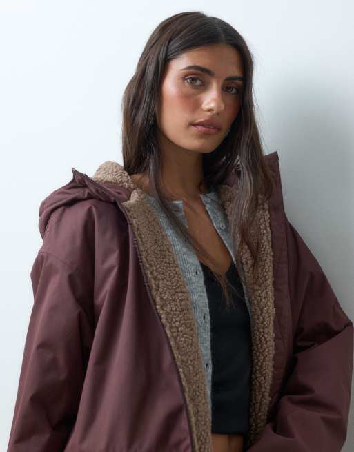 ASOS DESIGN trench long avec doublure en imitation peau de mouton bordeaux, 2 de 4