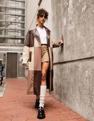 ASOS DESIGN - Trenchcoat aus Kunstleder in Braun mit Flicken-Design