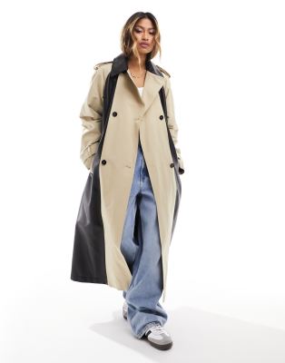 ASOS DESIGN - Trenchcoat aus Kunstleder mit geteiltem Design in Steinbeige und Schwarz