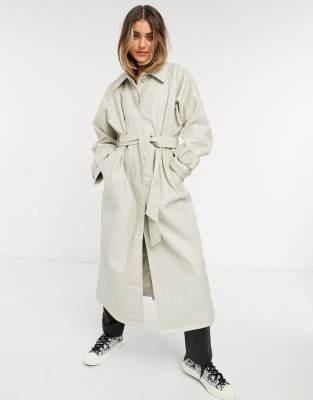asos design -  – Trenchcoat aus Kunstleder mit Kragen in Kittgrau-Weiß