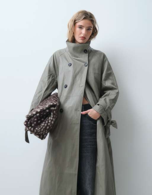 ASOS DESIGN trenchcoat i læderlook med høj krave og lang længde i mushroom, 2 af 5