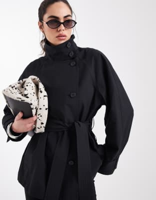 ASOS DESIGN - Trenchcoat in Schwarz mit Bindegürtel und Stehkragen