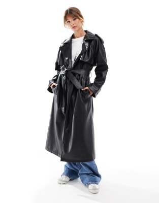 ASOS DESIGN - Trenchcoat in schwarzer Lederoptik