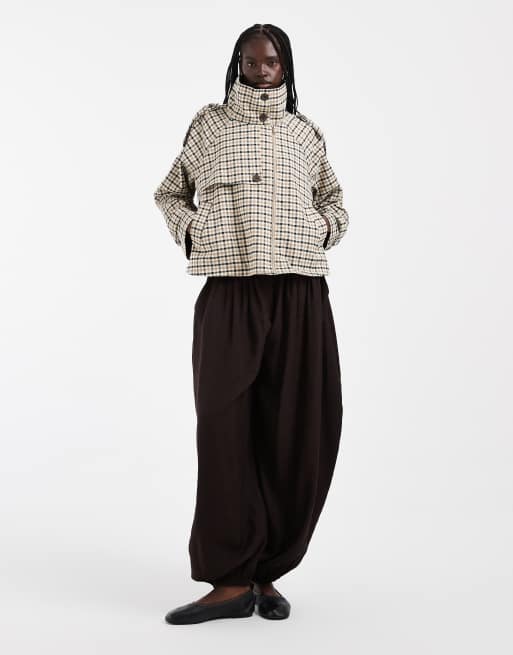 ASOS DESIGN trenchcoat med funnel-krave og cropped cape i beige tern, 2 af 4