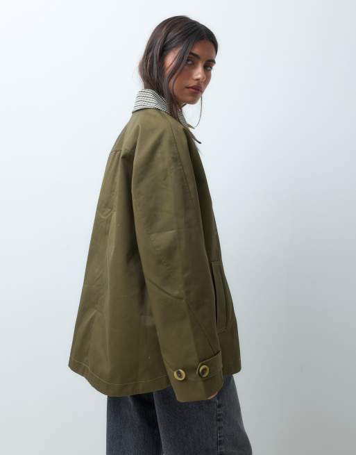 ASOS DESIGN trenchcoat met capedetail en geruite voering in kaki, 4 van 4