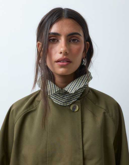 ASOS DESIGN Trenchcoat mit Cape-Detail und kariertem Futter in Khaki, 2 von 4