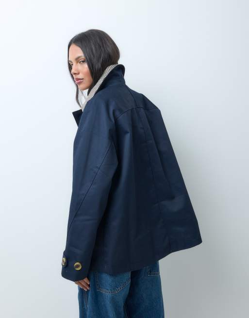 ASOS DESIGN Trenchcoat mit Cape-Detail und kariertem Futter in Marineblau, 3 von 4