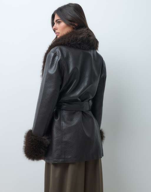 ASOS DESIGN trenchjacka i läderlook med fuskpälsdetaljer i mörkbrun, 2 av 4