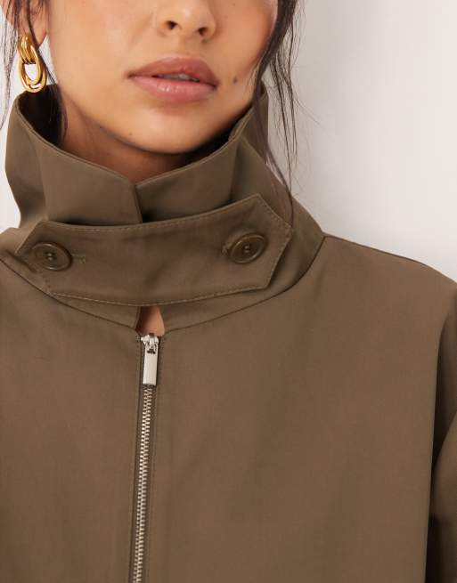 ASOS DESIGN – Trenchjacke in Oliv mit Ballonsaum und Trichterkragen, 3 von 4