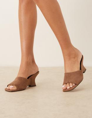 ASOS DESIGN - Trifle - Keilabsatz-Mules aus Wildlederimitat in Camel-Neutral
