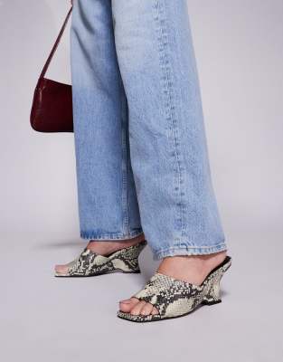 ASOS DESIGN - Trifle - Mules mit Schlangenmuster und Keilabsatz-Bunt