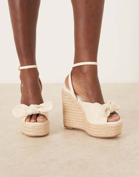 ASOS DESIGN – Trinity – Gräddvita skor med kilklackar med rosett - view 1