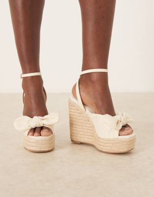 ASOS DESIGN - Trinity - Sandalen in Cremeweiß mit Keilabsatz und Schleife