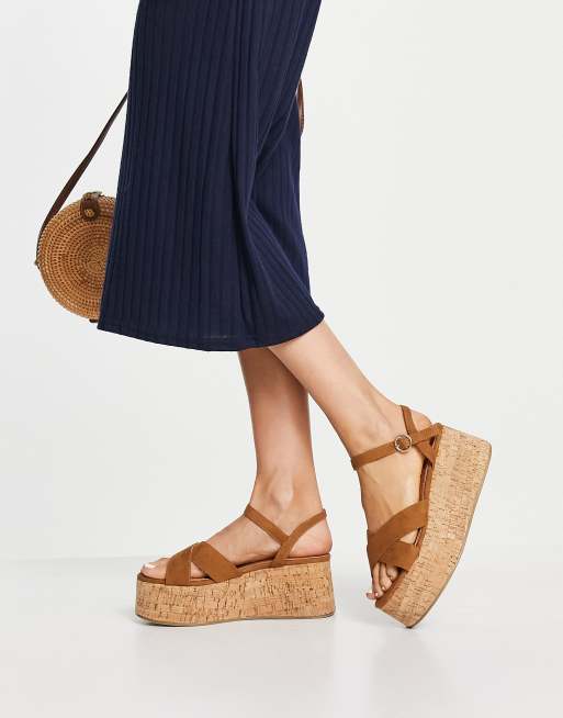 ASOS DESIGN – Trip – Jasnobeżowe sandały na platformie ze skrzyżowanymi paskami