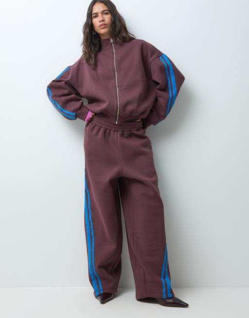 ASOS DESIGN - Brunt sæt med jakke med lynlås og træningsbukser med blå striber, 3 af 3