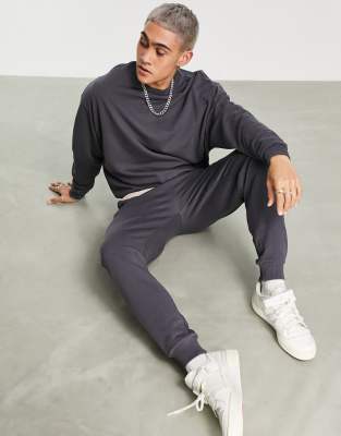 ASOS DESIGN - Træningssæt med oversized sweatshirt og tapered joggingbukser i forvasket sort