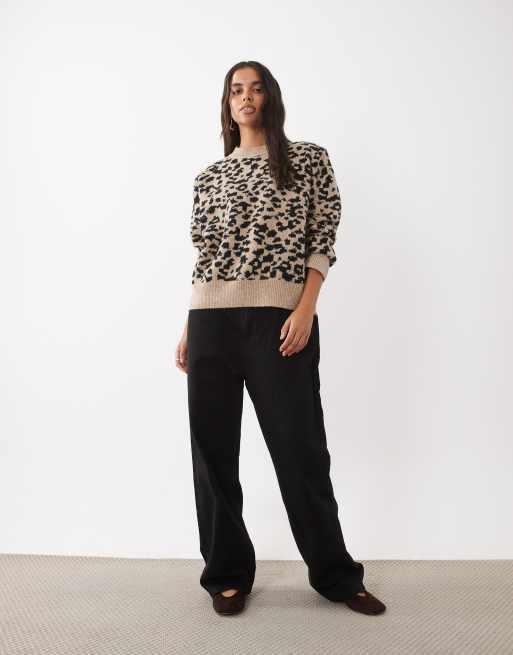 ASOS DESIGN tröja i lång modell med sänkt axelsöm, axelvaddar och leopardmönster, 2 av 4