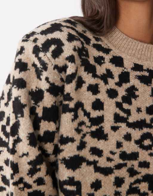 ASOS DESIGN tröja i lång modell med sänkt axelsöm, axelvaddar och leopardmönster, 4 av 4