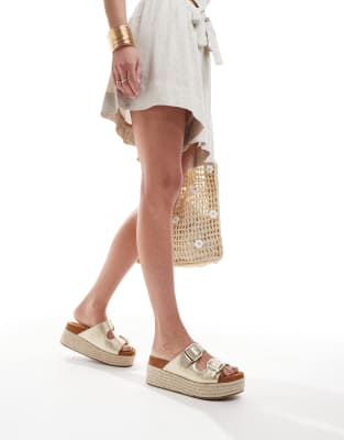 ASOS DESIGN - Trooper - Mules in Gold mit flacher Plateausohle und Schnalle-Goldfarben