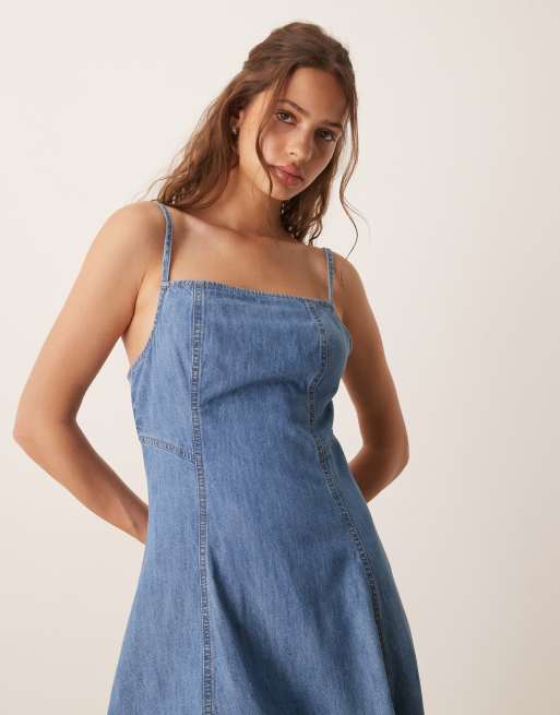 ASOS DESIGN - Tætsiddende cami-midikjole med svaj i blødt denim i mellemblå vask, 2 af 4