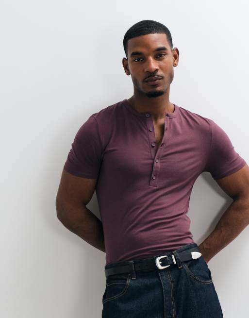 ASOS DESIGN tætsiddende henley-T-shirt i bordeaux, 2 af 10
