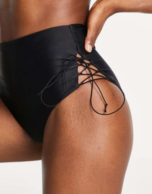 ASOS DESIGN - Tætsiddende, højtaljede bikinitrusser med snøredetalje i sort i 00'er-stil, 3 af 4