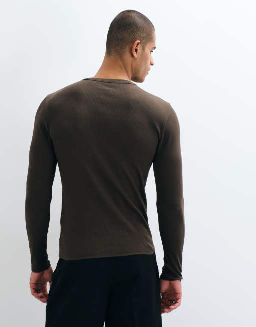 ASOS DESIGN tætsiddende langærmet Henley-T-shirt i brun rib, 3 af 5
