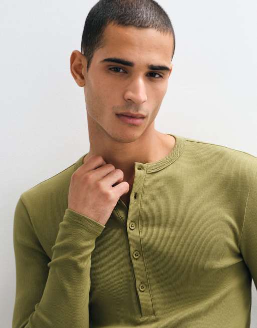ASOS DESIGN tætsiddende langærmet Henley-T-shirt i khaki ribstrik, 3 af 8
