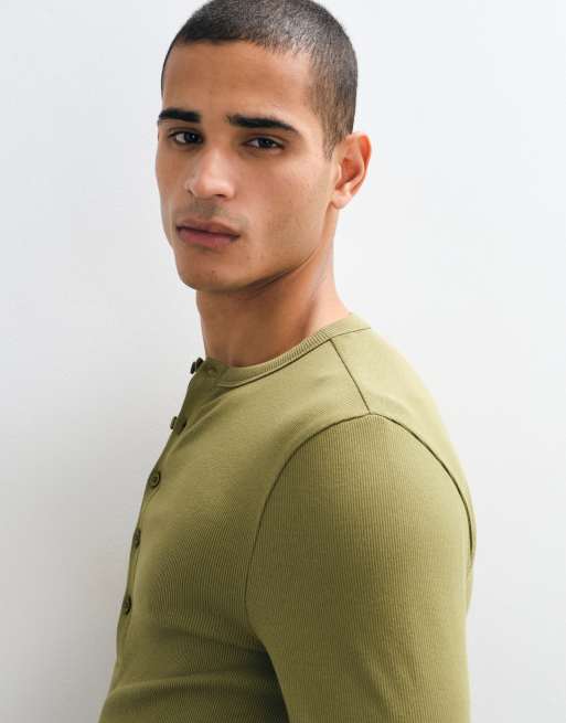 ASOS DESIGN tætsiddende langærmet Henley-T-shirt i khaki ribstrik, 4 af 8