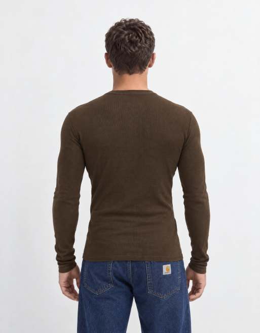 ASOS DESIGN tætsiddende langærmet T-shirt i brun rib, 9 af 10
