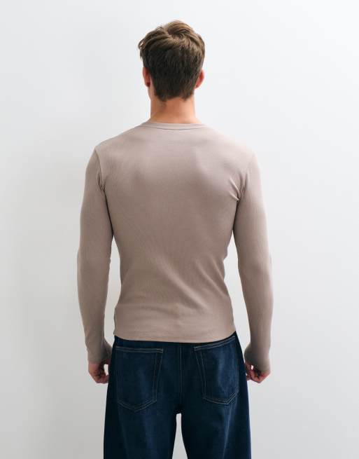 ASOS DESIGN tætsiddende langærmet T-shirt med hakudskæring i beige, 5 af 5
