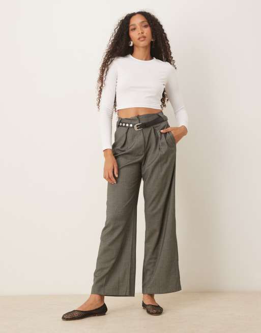 ASOS DESIGN - Tætsiddende og cropped hvid T-shirt med lange ærmer, 2 af 4