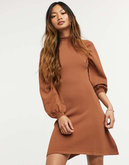 ASOS DESIGN - Tætsiddende strikket kjole med svaj og plisseringer på ærmerne i kamel, 4 af 4