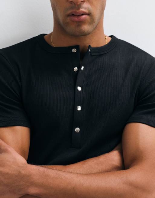 ASOS DESIGN tætsiddende T-shirt med henley og trykknapper i sort rib, 3 af 5