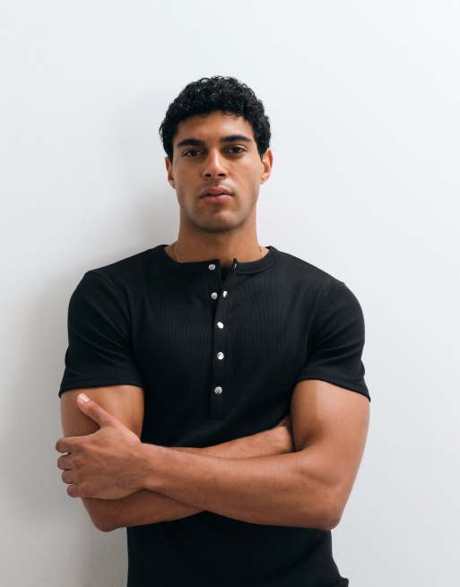 ASOS DESIGN tætsiddende T-shirt med henley og trykknapper i sort rib, 4 af 5