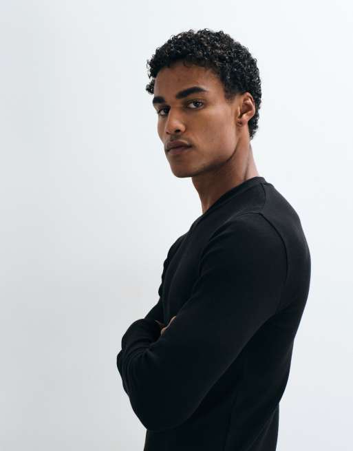 ASOS DESIGN tætsiddende T-shirt med lange ærmer og høj v-hals i sort rib, 3 af 5