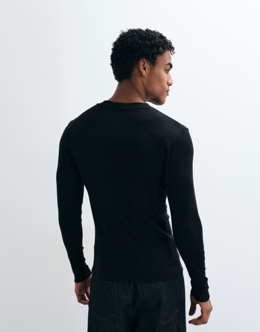 ASOS DESIGN tætsiddende T-shirt med lange ærmer og høj v-hals i sort rib, 5 af 5