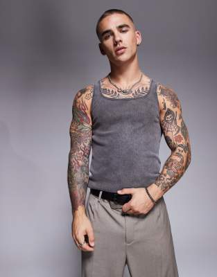 ASOS DESIGN - Tætsiddende top i vasket sort - view 1