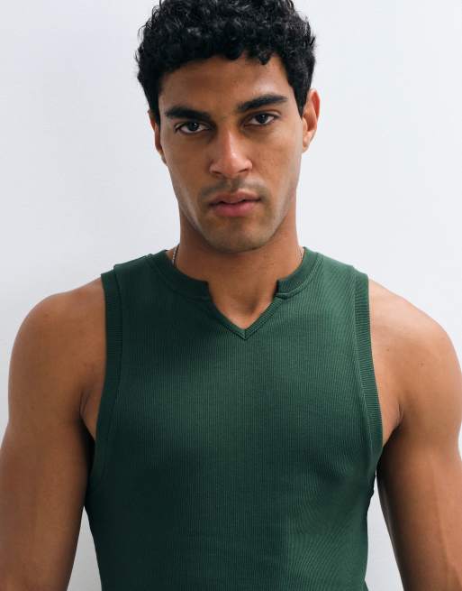 ASOS DESIGN tætsiddende vest med hakudskæring i mørkegrøn rib, 2 af 5