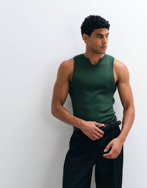 ASOS DESIGN tætsiddende vest med hakudskæring i mørkegrøn rib, 4 af 5