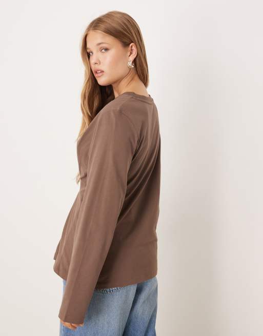 ASOS DESIGN tuck detail long sleeve tee in chocolate, 3 of 4