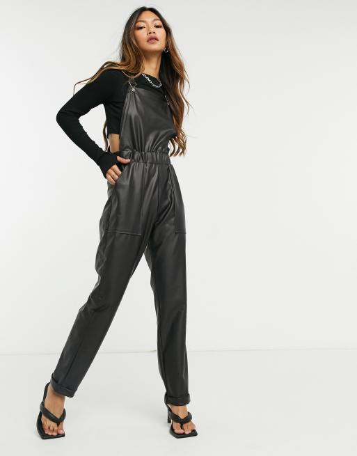 ASOS DESIGN - Tuinbroek van PU met omgeslagen broekspijpen in zwart